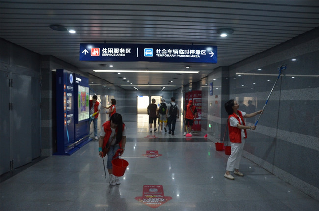城投集團開展“創(chuàng)衛(wèi)迎暗訪、全城大掃除”主題志愿活動