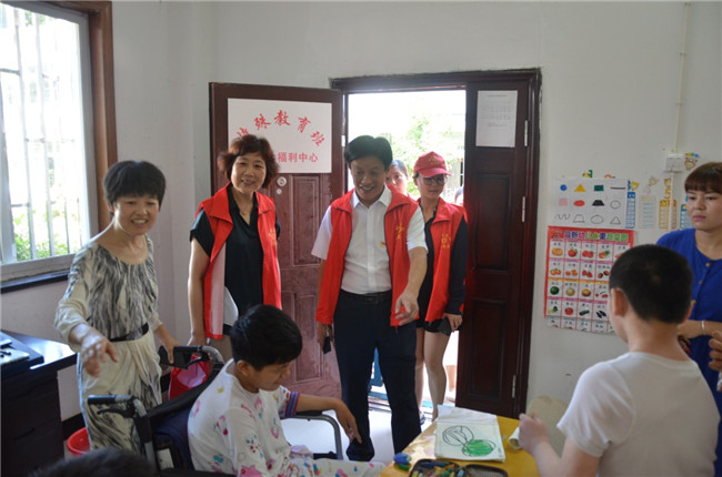 城投集團開展“傳承紅色基因，敬老愛幼先行” 現(xiàn)場獻愛心活動
