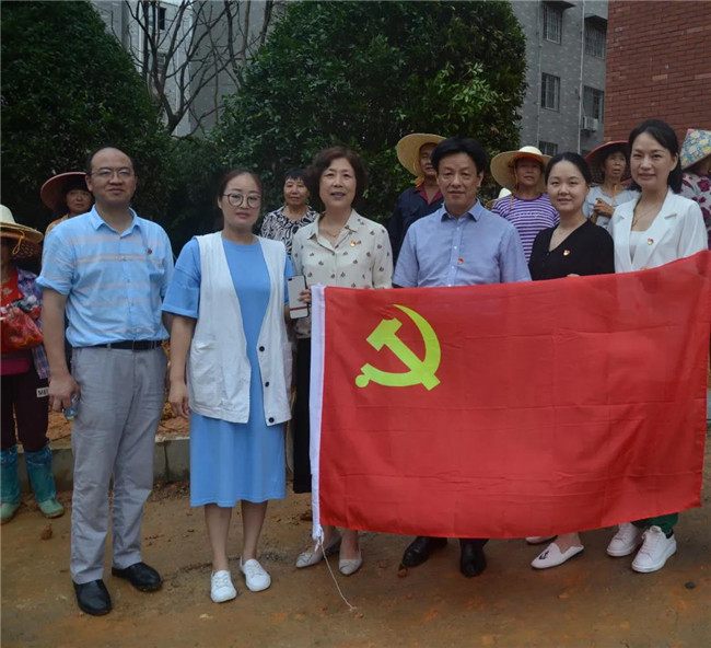 炎炎夏日送清涼，點(diǎn)滴關(guān)懷暖人心——城投集團(tuán)各黨支部開(kāi)展“送清涼”慰問(wèn)一線(xiàn)員工活動(dòng)