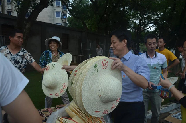 炎炎夏日送清涼，點(diǎn)滴關(guān)懷暖人心——城投集團(tuán)各黨支部開(kāi)展“送清涼”慰問(wèn)一線(xiàn)員工活動(dòng)