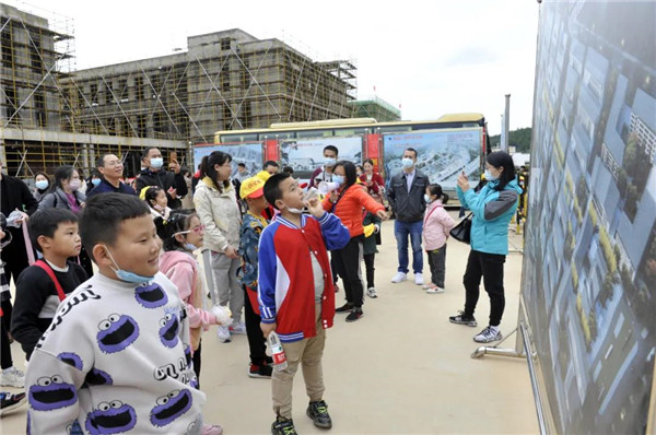 “千人市民觀察團(tuán)”走進(jìn)城投集團(tuán)龍山湖公園、陶瓷產(chǎn)業(yè)加速基地等項(xiàng)目