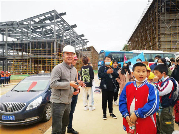 “千人市民觀察團(tuán)”走進(jìn)城投集團(tuán)龍山湖公園、陶瓷產(chǎn)業(yè)加速基地等項(xiàng)目