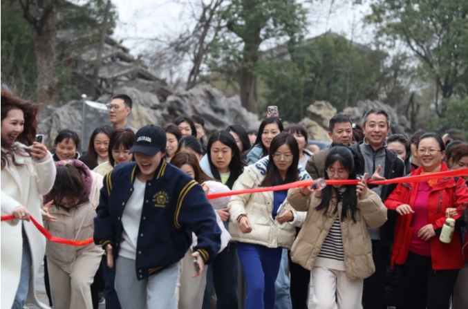 市城投集團(tuán)開展“團(tuán)結(jié)一心 拼搏進(jìn)取 奮戰(zhàn)2025”迎新年登山、健步走活動